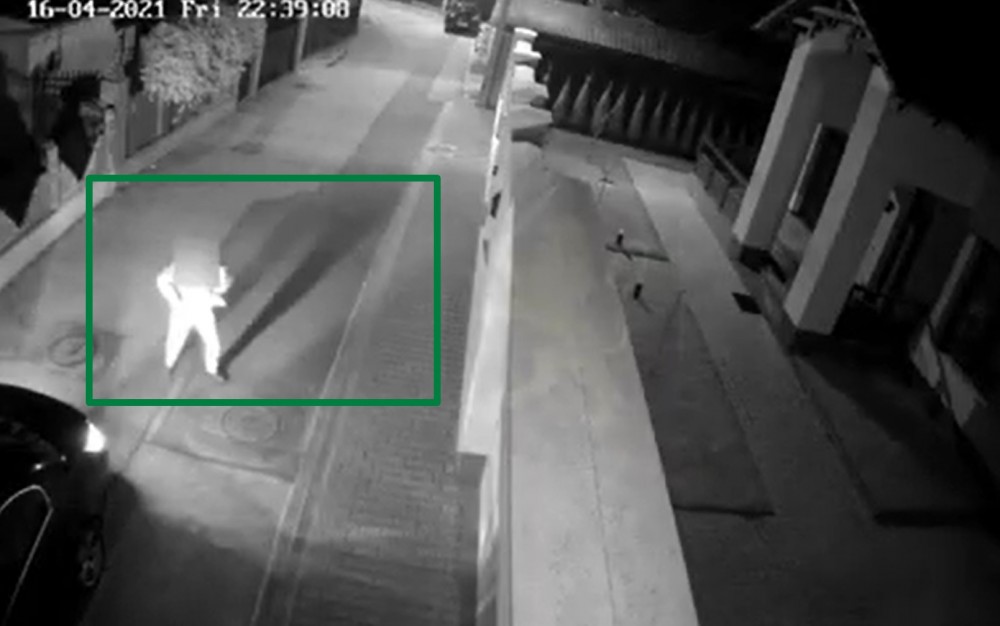 Momentul reținerii celor doi suspecți care ar fi implicați în deflagrația din sectorul Buiucani